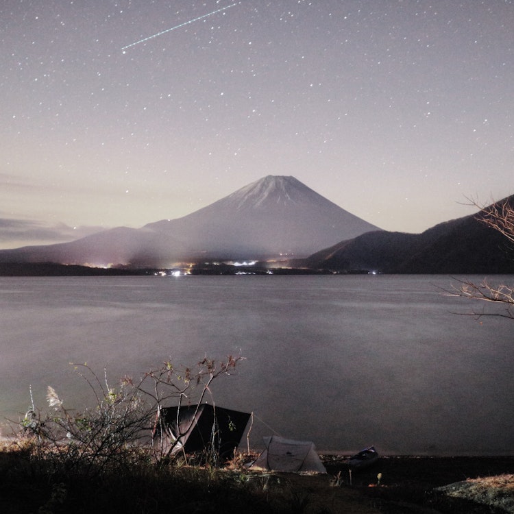 [画像1]撮影場所 山梨県富士河口湖町 本栖湖 寒空の中流星と富士山のコラボを撮影した1枚です。