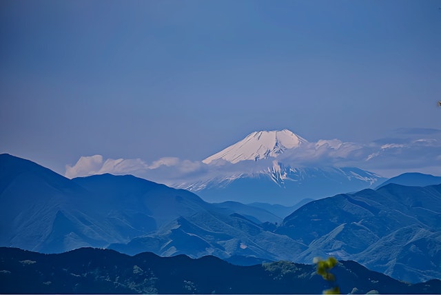[画像1]高尾山山頂から見える富士山もなかなかのもの🗻