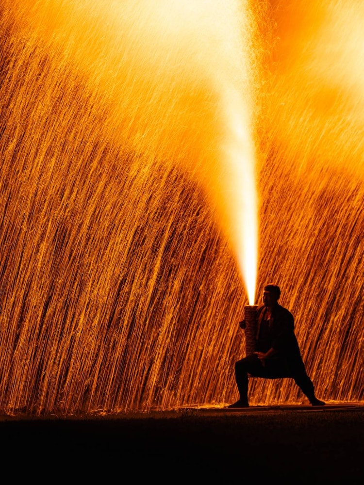 [画像1]シャワーのように舞う花火こちらは、群馬県で行われる　　　　　　「館林手筒花火大会」毎年7月男たちが命懸けで行う花火は、見ているこちらも圧巻です。花火なども全て自分たちで作成するそうです。 一つ一つ色々