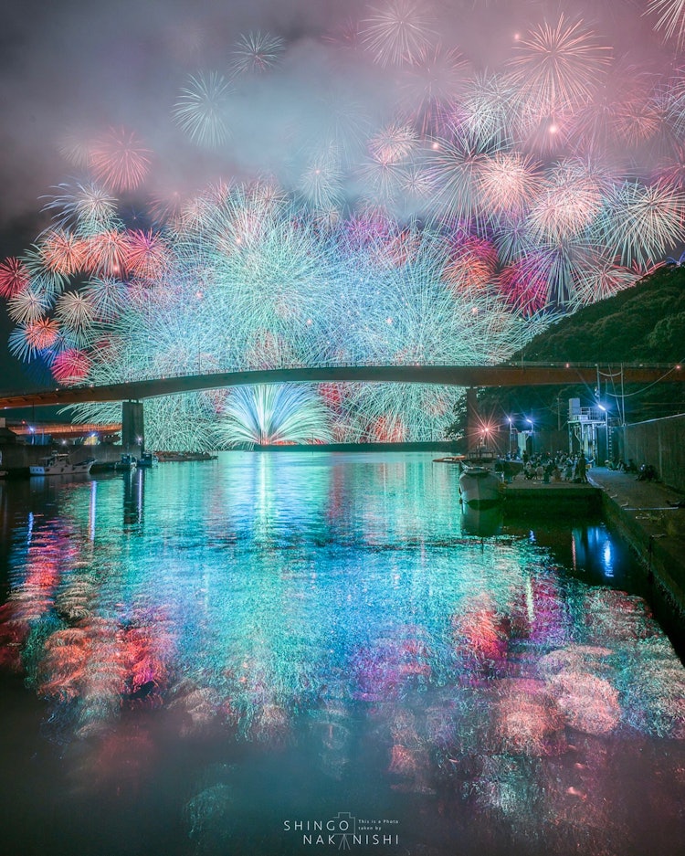 [이미지1]미에현의 기호쿠 등불 축제에서 불꽃놀이.이 불꽃놀이의 하이라이트는 '컬러 센와'라는 불꽃놀이로,형형색색의 꽃들이 하늘과 강을 물들입니다.