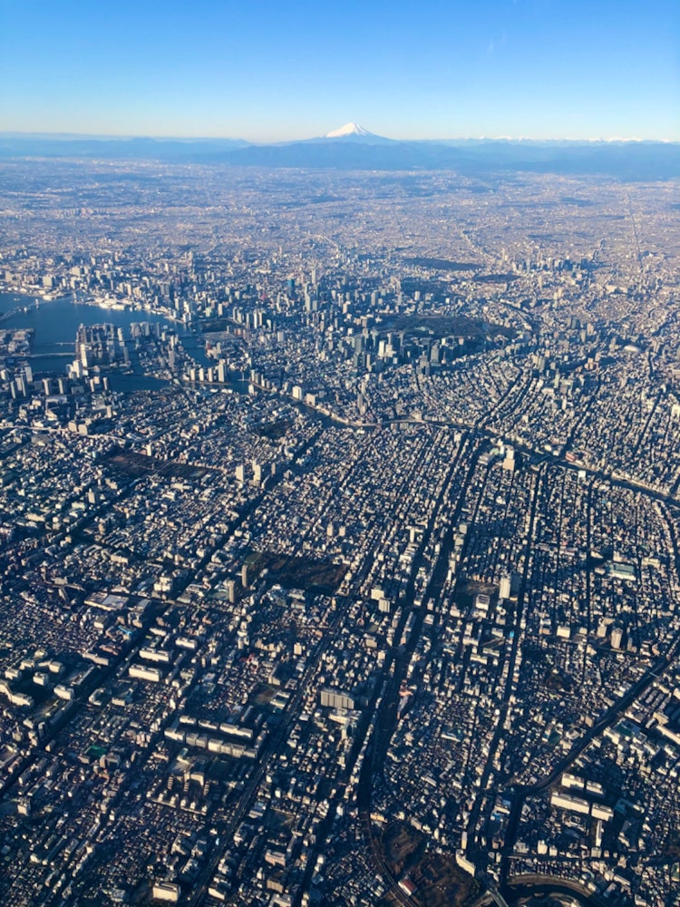 [相片1]“富士山籠罩並守護著東京”富士山是日本的象徵之一，它雄偉地包圍著無數建築物擁擠的日本首都東京，這種感覺給我留下了深刻的印象。 這張照片是在元旦從東京飛往北海道的飛機上拍攝的。