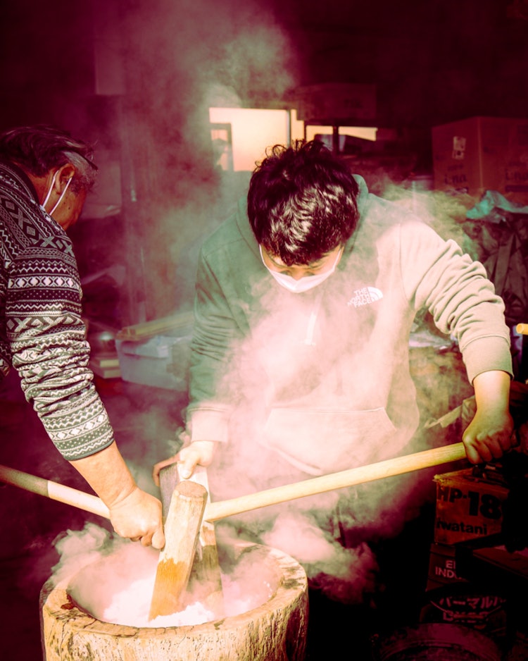 [Image1]Mochitsuki is held every year at a friend's house.Freshly steamed mochi rice begins to be put into t