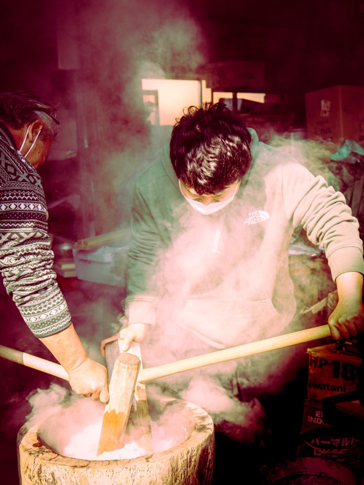 [Image1]Mochitsuki is held every year at a friend's house.Freshly steamed mochi rice begins to be put into t