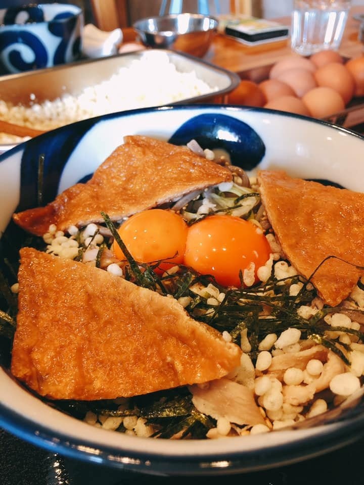 [相片1]大阪城北泉 从车站出发的荞麦面餐厅“荞麦面和辣椒油”是一家需要排队的人气餐厅❣️⠀⠀肉荞麦面（750日元）⠀狐狸（100日元）⠀⠀荞麦面很大，生的无❣️蛋超厚荞麦面略有弹性，味道最小❣️，所以我加了两