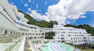 [Image1]Dogashima Hot Spring Hotel - Dogashima's only private fountainhead innNagisa's white building is bui