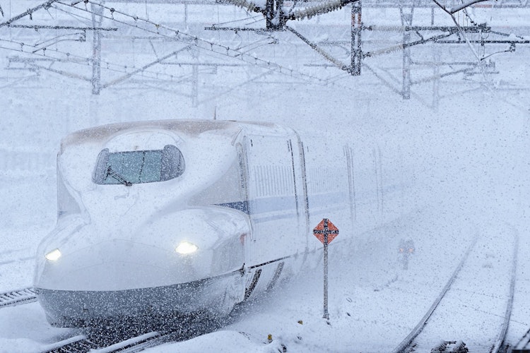 [相片1]在东海道新干线的米原站拍摄。强烈的寒潮袭击了日本列岛，在滋贺县北部造成了大雪。虽然传统线路开始落后，但新干线延迟了大约20分钟。