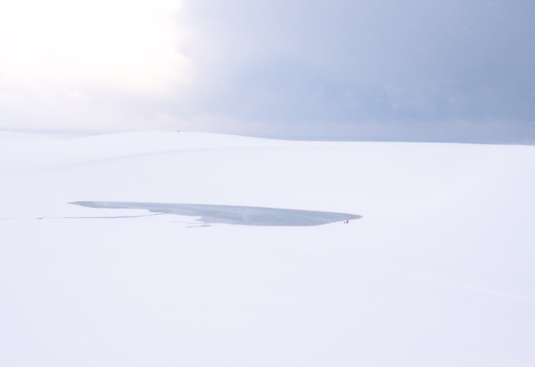 [이미지1]돗토리 현의 겨울에 눈으로 덮인 새하얀 모래 언덕은 새롭고 환상😯적이었습니다