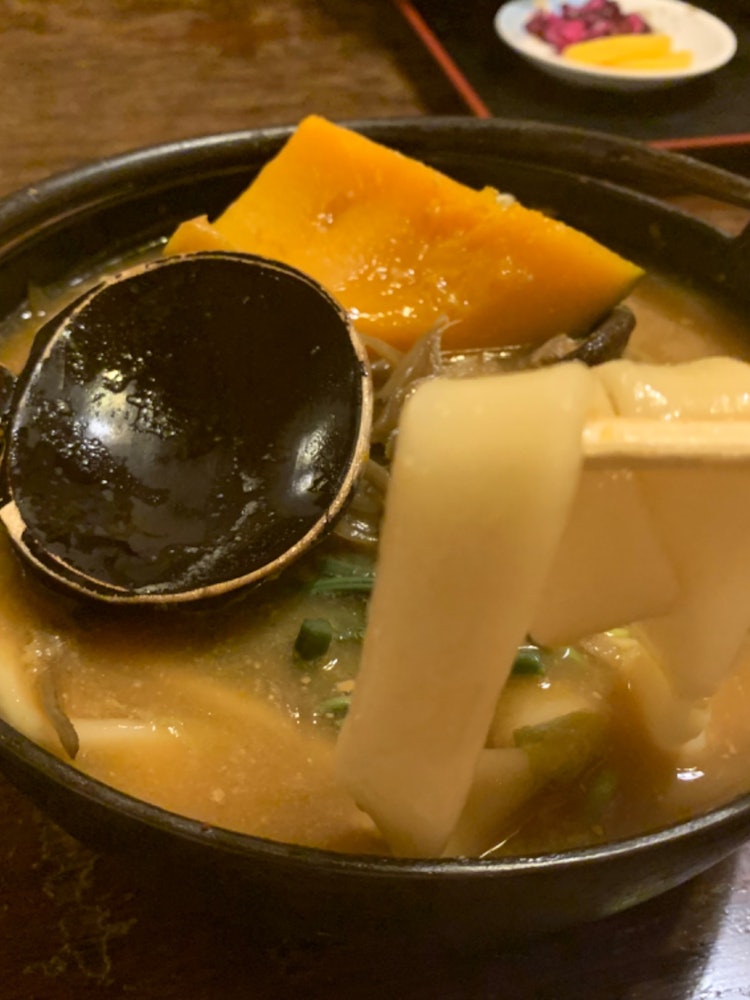 [画像1]山梨県の郷土料理「ほうとう」平たいモチモチした麺に味噌ベースの汁が絡んで温まります😌冬に食べたい1品‼️ぜひカボチャ入りの「ほうとう」をご賞味ください😉