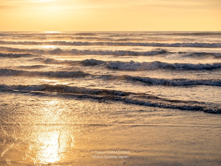 [이미지1]겨울 일출 후의 구주쿠리 해변.강한 바람에 부서진 파도가 물방울처럼 치솟고 있습니다.역광이 비치는 바다는 황금빛으로 아름다웠다.