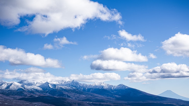 [相片1]從車山到鷲峰，霧峰高原繼續以溫和的起伏。黃芪、日光菊和松木莊等季節性高山植物將綠色草甸染成各種顏色。 富士山、阿爾卑斯山、八嶽山脈和其他日本引以為豪的著名山峰也被忽視了。霧峰高原也被稱為日本滑翔機的發