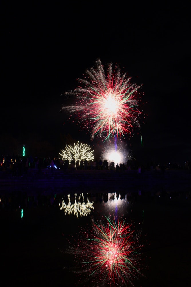 [Image1]It is a winter fireworks festival in Fukushima City's Four Seasons Village.The illumination tree and