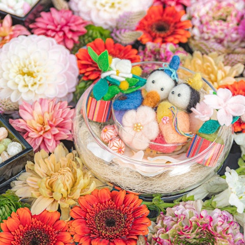 [画像1]春を彩る花手水🌸こちらは、川越市にある最明寺毎週金曜日に入れ替えてあり、土曜日の朝は人で賑わっております。今週は、ひな祭りも近いということでお雛様とお内裏様🎎来週も楽しみです😆