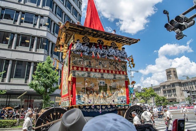 [画像1]青空が似合う祇園祭山鉾巡行も暑い真夏に青空のに行われると鉾の美しさも輝きます。