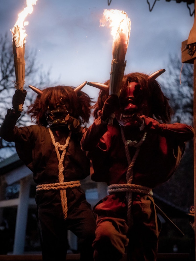 [이미지1]효고현 이나미쵸에서 악마 추격식 행사매년 2 월 9 일과 10 일에 열리는 작은 지역 축제이지만 모두가 떡과 악마가 던지는 불꽃을 잡기 위해 필사적입니다.그리고 내 딸은 이 악마를