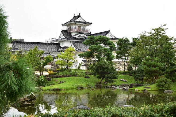 [画像1]富山の藩主時代を発見しましょう。富山市の中心部に位置する富山城。実際には、1543年に地元の封建領主サッサナリマサによって建てられました。残念ながら、天守閣は明治維新の際に解体されてしまいました。何年