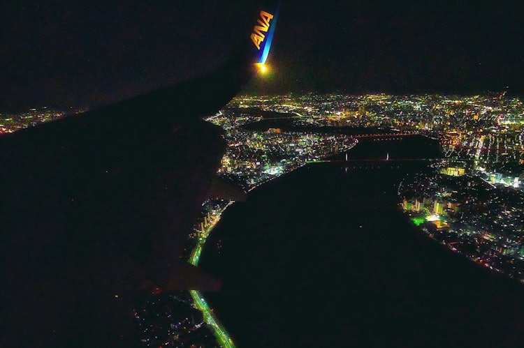 [画像1]伊丹空港への着陸に向かい、淀川を通過するANA機。