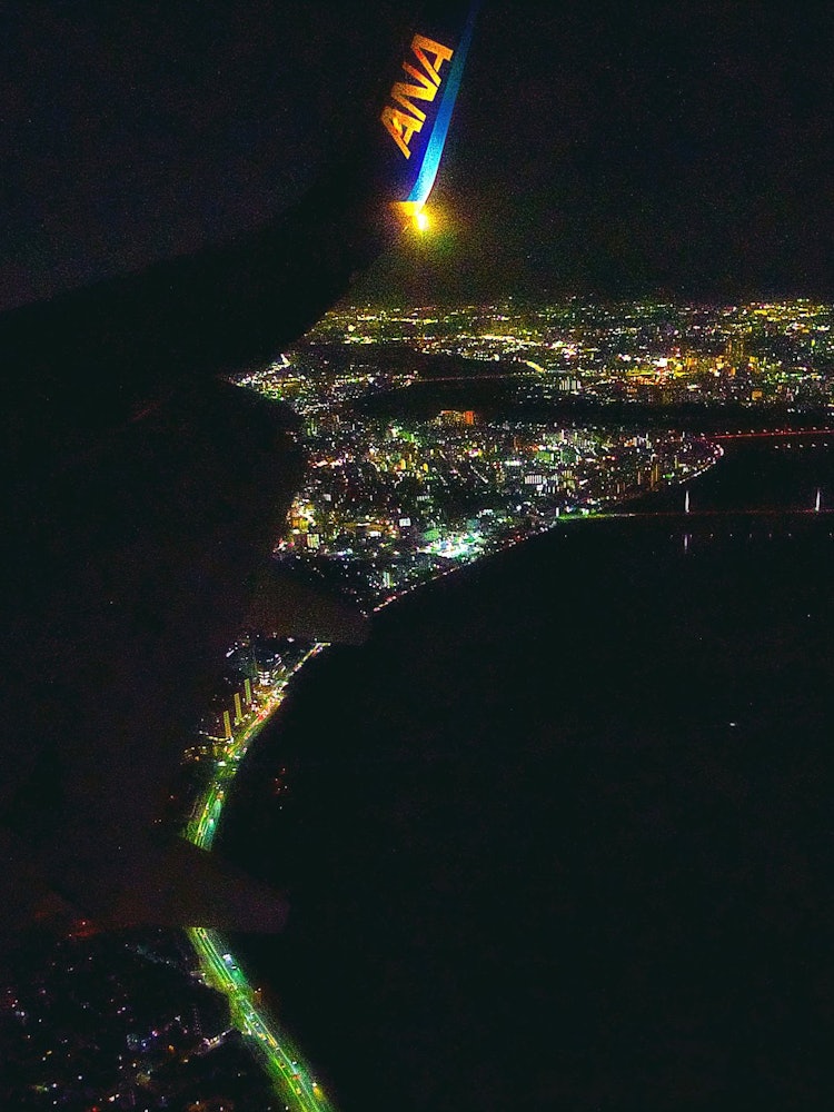 [이미지1]ANA 비행기가 요도강을 지나 이타미 공항에 착륙합니다.