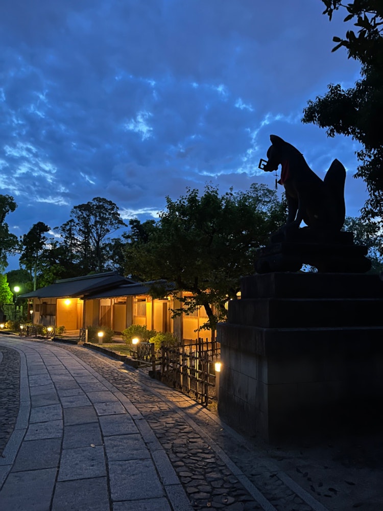 [Image1]This is a photo taken at Fushimi Inari University. The silhouette of the fox is beautiful.