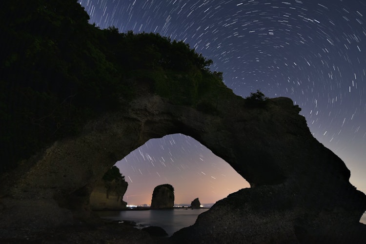 [이미지1]난키 구마노 지오파크 지역의 해식동굴과 맞은편 다나베시의 가로등이 들어오지만, 여전히 아름다운 별을 볼 수 있습니다.