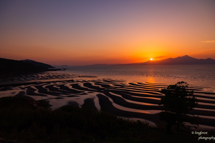 [이미지1]구마모토현 우토시의 고시키 해안에서 촬영한 초승달 모양의 갯벌과 나가사키현 운젠 후켄다케산의 일몰 풍경입니다. 두 현 모두 심하게 피해를 입었지만 강한 회복 후이 아름다운 풍경을 