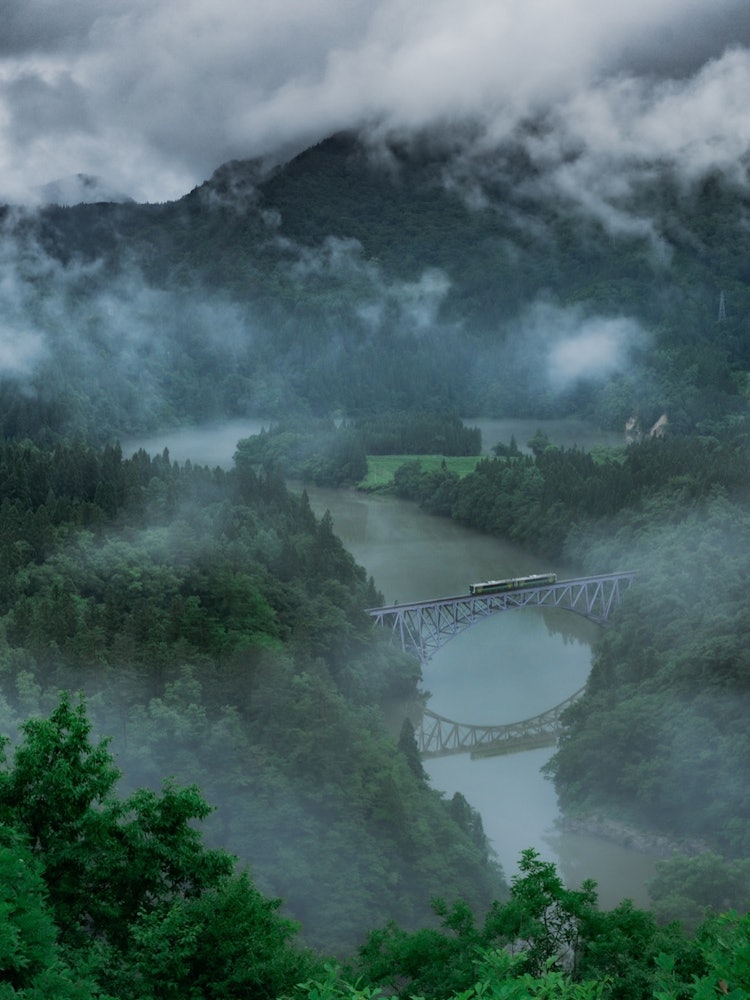 [Image1]It is the Tadami Line in Okuaizu.The morning mist and the reflection of the iron bridge are very fan