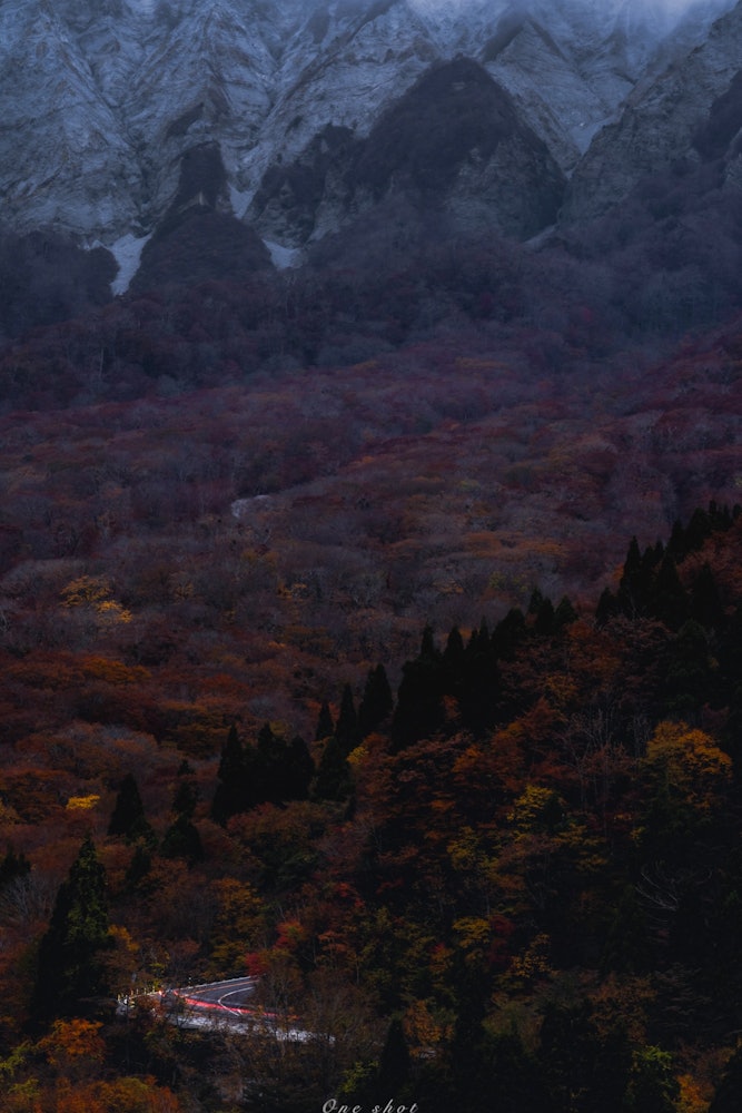 [相片1]晚秋地点 鸟取镜挂峠这是日落后红叶山和激光束的绝佳景观照片。