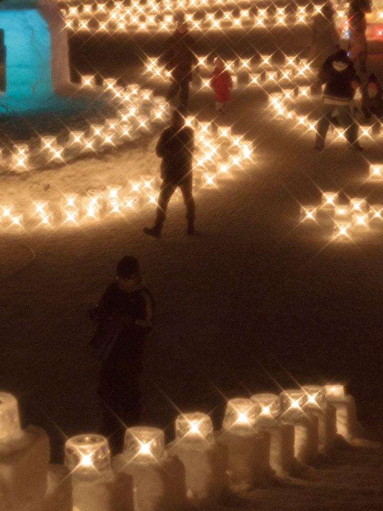 [相片1]灯北海道下川町下川冰蜡烛资料馆成立50周年会场，许多冰烛点亮了双脚，心中暖暖地点亮，以免感受到冰冷的天空我用滤布网拍了一张照片，冰蜡烛的光给人留下了深刻的印象