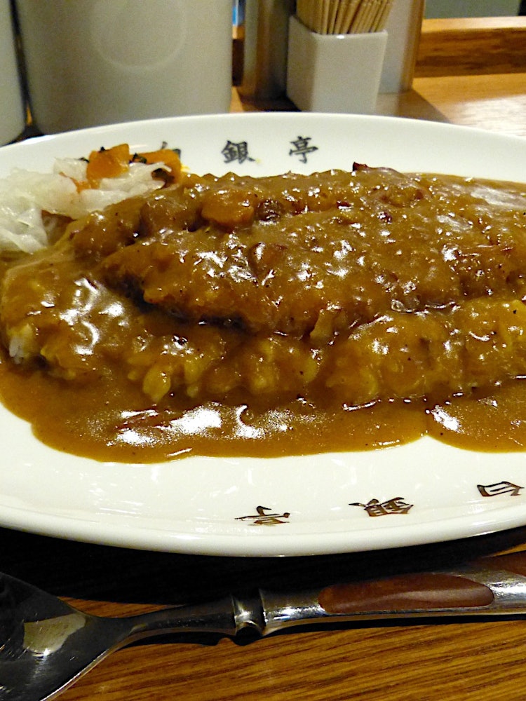 [相片1]白金亭在大阪本町的猪排咖喱。大阪著名的咖喱店，也出售蒸煮。因为它是一家干货专卖店，所以面糊很辣。 但它有一种奇怪的温和味道。店内宁静的气氛优雅，却有沉稳的味道，非常适合享用美味的咖喱。