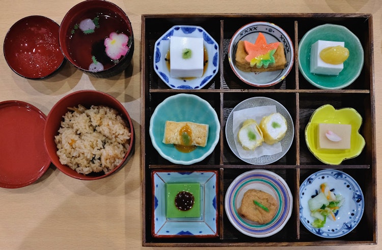 [画像1]精進料理は鎌倉時代、曹洞宗の開祖・道元によって中国から持ち帰られたと伝わっています。 長い歴史を経て、現在の日本では健康志向の高まりと共に進化して、いろんな精進料理を各地で味わうことができるようになり