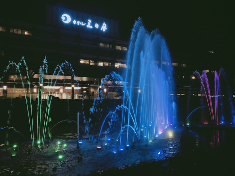 [相片1]新月酒店的夜景喷泉很美，灯光熠✨熠