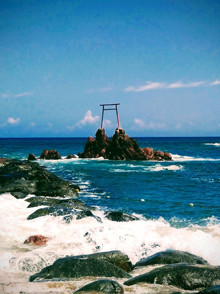 [相片1]在鸟取县仓吉市，夏威夷海滩的大海充满了漂浮的鸟居。 似乎上帝在看顾你，你可以安心地游泳。