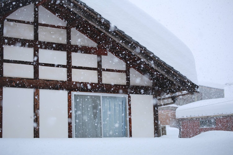 [画像1]冬の窓冬のおかげで、この窓の向こうの部屋は暖かくなった。人々がその暖かさの中で一緒に多くの時間を過ごすのを手伝ってくれた雪に感謝する。富山 2021