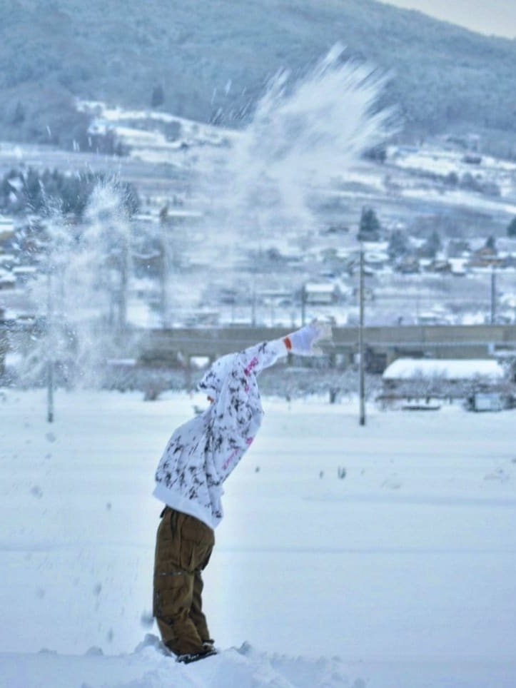 [相片1]北信州的早晨一下子变成了白雪皑皑的风景。 我试着拍一张在光滑的雪地里玩耍的业余照片，但我的胳膊不好，背景中的风景和粉状的雪都被遮住了。 我希望你能传达气氛。