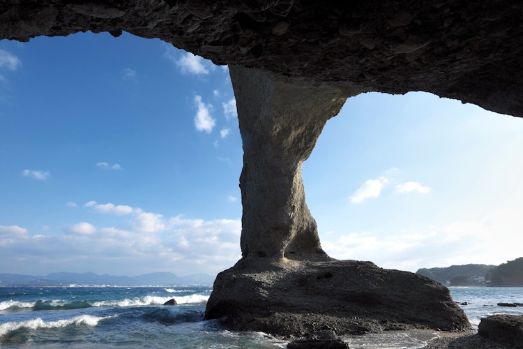 [이미지1]난키 구마노 지오파크 지역에 있는 해식동굴로, 파도와 바람에 의해 해안이 침식되어 형성되었습니다.