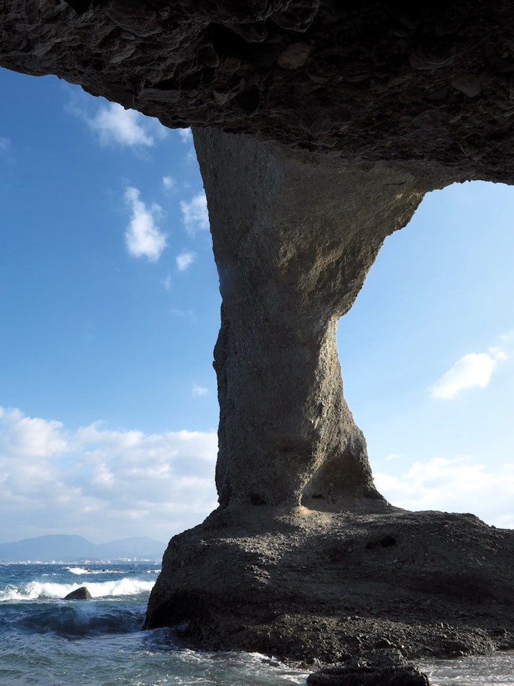 [Image1]It is a sea cave in the Nanki-Kumano Geopark area, and it was formed by the erosion of the coast by 