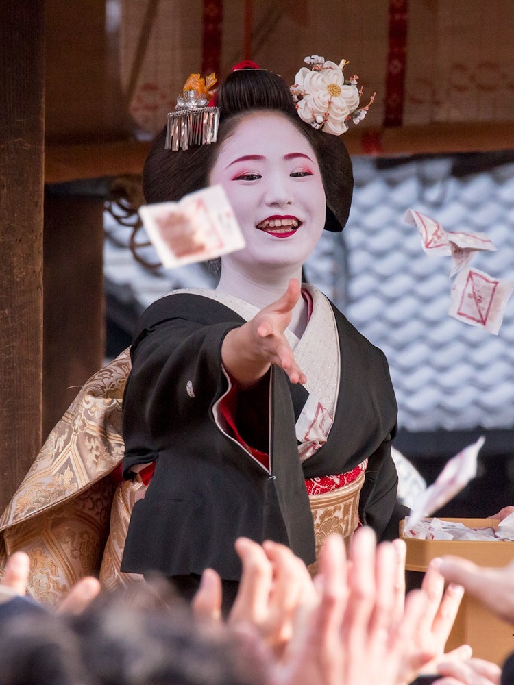 [Image1]It is the Setsubun Festival of Kyoto Yasaka Shrine.Here, geiko from Gion participate in the mamemaki