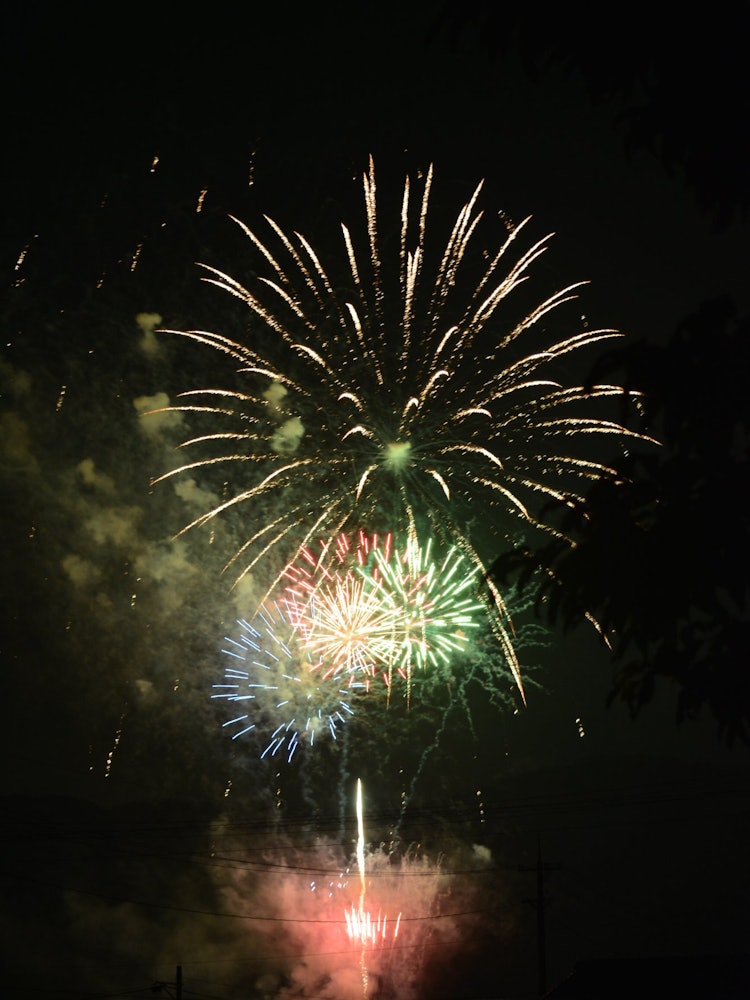 [Image1]This is one of the photos I took when I went to the fireworks festival in Oda. There were few street