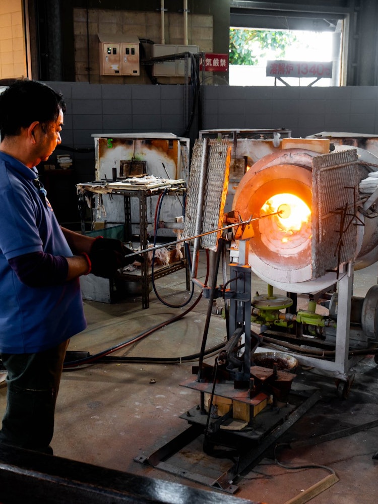 [画像1]伝統工芸琉球ガラス / おきなわワールド沖縄県南城市のおきなわワールドにある琉球ガラス工房です。 職人が琉球ガラスを作るところをじっくり見学できます。 窯にガラスを入れ高温で溶かしている工程です。琉球