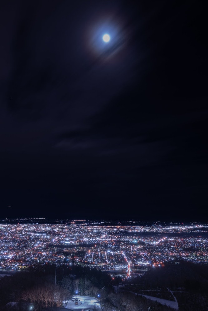 [相片1]月光和路灯这是从藻岩山顶部的展望台眺望的夜景。夜景在地面上闪闪发光，圆月在天空中闪耀。