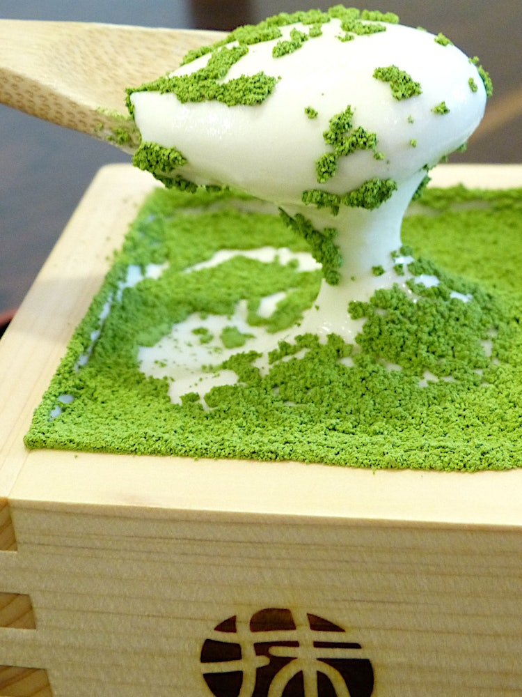 [相片1]抹茶茶米蘇來自抹茶館，京都甜點的新標準。木製馬蘇中精緻的提拉米蘇厚實而手推。抹茶的苦味和奶油的甜味完美平衡。一種你不會每天都在SNS上看到的流行甜點。當您訪問京都時，請務必這樣做！