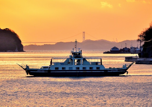 [Image1]It is a ferry from Osaki Shimojima to Osakikamijima. Proceed through the glow of the morning sun. Yo
