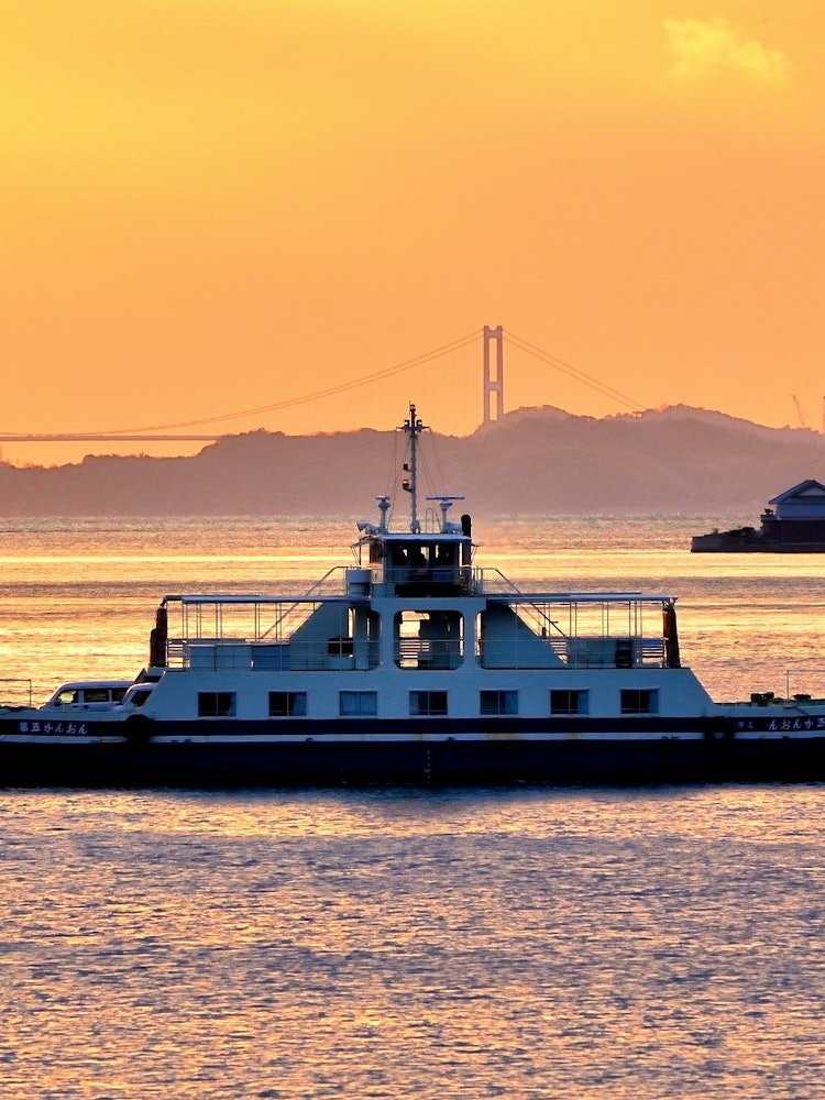 [Image1]It is a ferry from Osaki Shimojima to Osakikamijima. Proceed through the glow of the morning sun. Yo