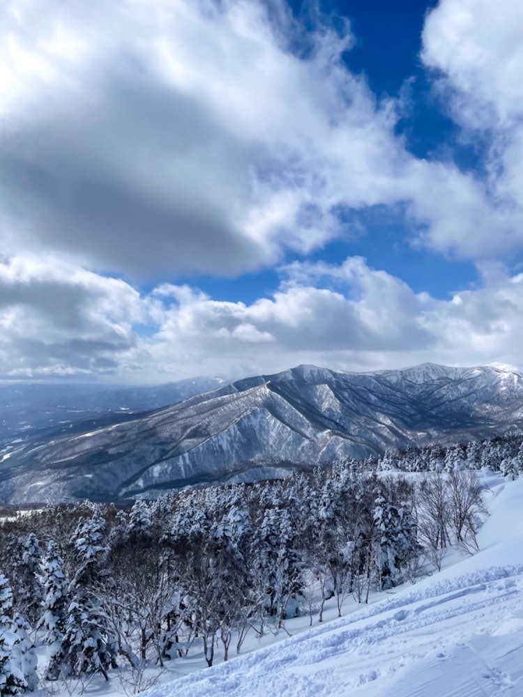 [Image1]This is a mountain photo taken from Amihari Onsen Ski Resort.It was a mountain with Shizukuishi Ski 