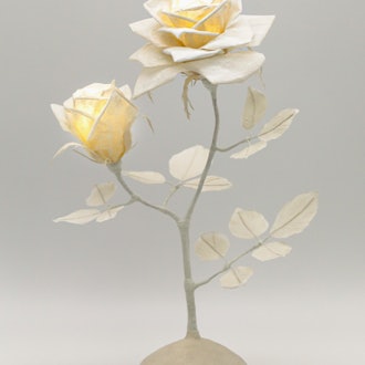 [이미지1]『화이트 로즈』와시 아트가 있는 화이트 로즈 램프.꽃잎, 가쿠, 나뭇잎. 각 종이는 두께가 다른 일본 종이로 만들어졌으며 빛에 노출되었을 때 아름답게 보이게하는 시행 착오의 과정입
