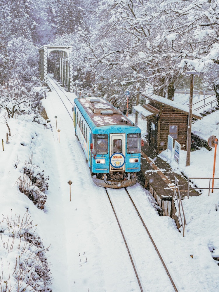 [相片1]一位朋友邀请我拍摄樽见铁路的照片。 每小时只有一列火车，我很期待看到什么颜色的火车来了，所以我很兴奋。 在第三次尝试时，一列浅蓝色的火车来了，我能够拍下这张照片。