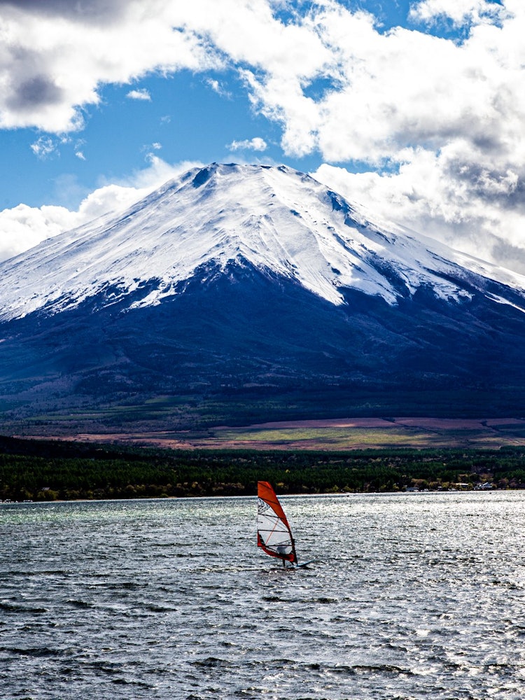 [Image1]Japan places to visit after coronaSurfing in the Fuji2021/5/2 At Lake Yamanaka, Yamanashi