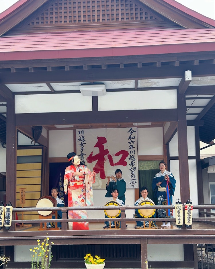 [相片1]当我参观川越八幡宫神社时，葵舞者正在展示神社。