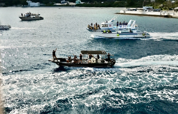 [이미지1]졸업 여행의 오가사와라 제도!다이빙 샵의 사람들은 집으로가는 길에 보트를 쫓았습니다! 다른 여러 척의 배들이 나를 쫓고 있었다. 배에서의 다이빙은 섬을 떠나는 아이들을 겨냥하여 특