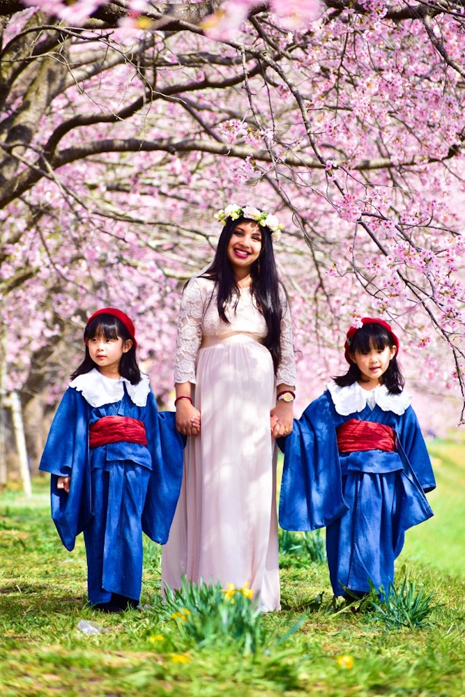 [Image1]Two little sweet children came to wish luck to a beautiful would-be mommy at Kita asaba sakura zutsu