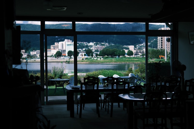 [画像1]旅館食堂から見る諏訪湖の風景昭和な雰囲気の建屋が他にはない魅力があり、とても印象に残っています。